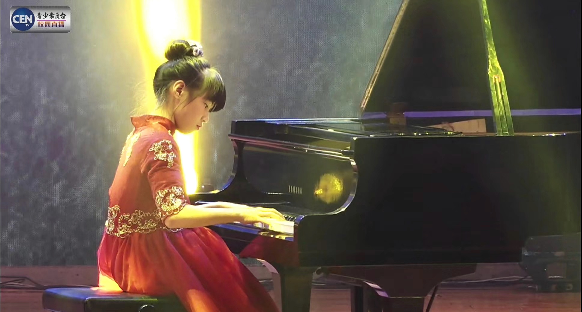 红色礼服女孩在三角钢琴前演奏,左上保留 CEN 青少年演奏会角标